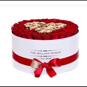 The Million Roses Deluxe box 24k gold deluxe roses